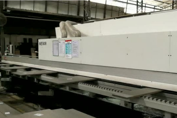 歷宏機(jī)械封邊機(jī) 家具廠現(xiàn)場高速封邊