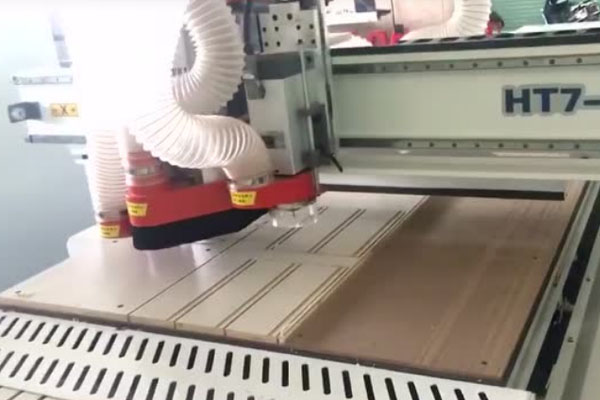 歷宏機(jī)械數(shù)控開料機(jī)裁板 家具廠實(shí)拍
