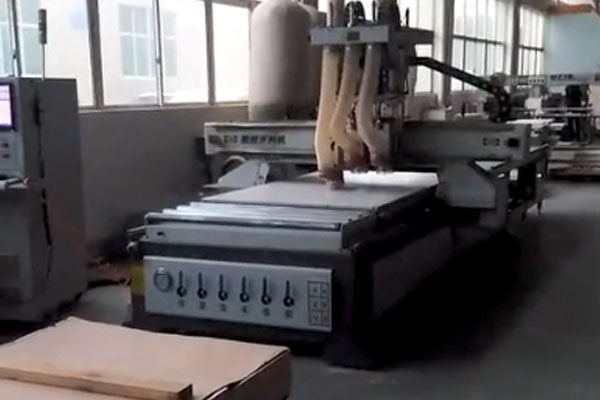 歷宏機(jī)械雙工位數(shù)控開料機(jī) 家具廠實(shí)拍