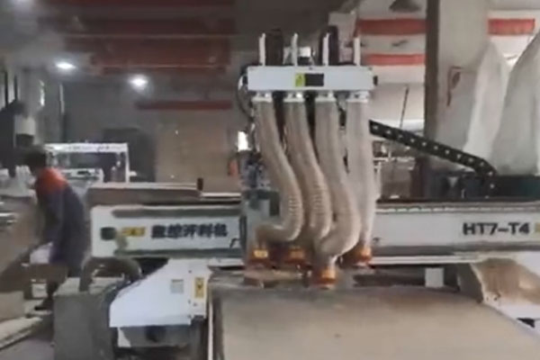 歷宏機(jī)械2臺(tái)數(shù)控開料機(jī)生產(chǎn)線運(yùn)行 家具廠實(shí)拍