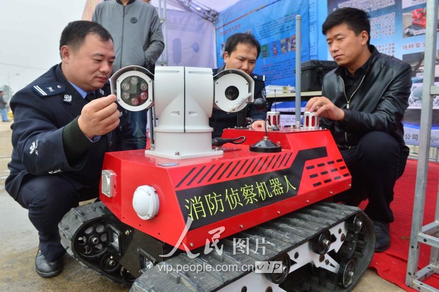 北京凌天攜消防滅火機(jī)器人、偵查機(jī)器人助力人全國(guó)?；窇?yīng)急救援