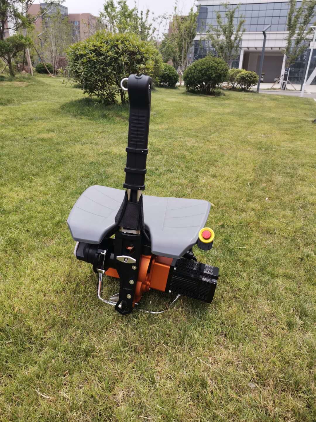 最危險的救援，理應(yīng)有更安全的裝備，座椅式自動升降機電動上升器，專為高層救援，風電作業(yè)設(shè)計